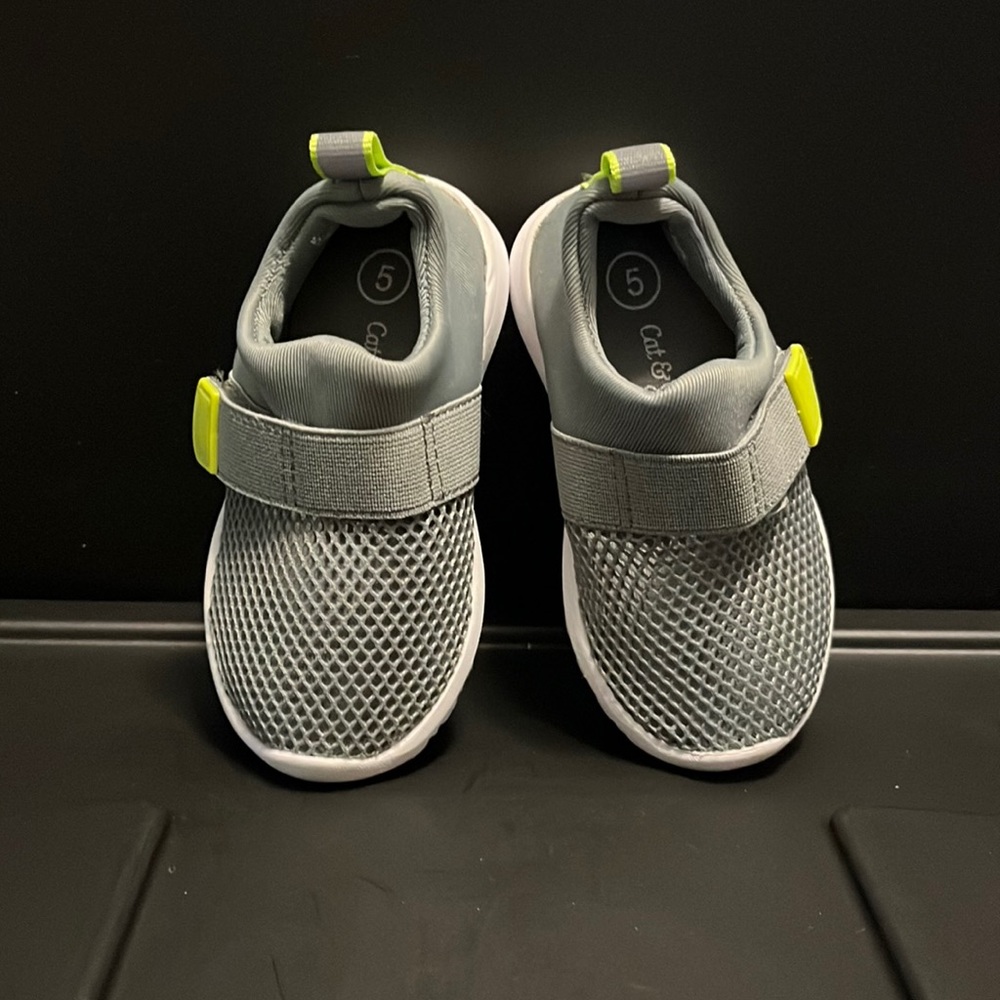 Cat & Jack toddler Water shoes -size 5